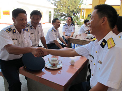 Trung tá Cường còn bất ngờ hơn khi sau 23 năm gặp lại bạn học cũ- Thượng úy Trần Văn Luyến, cán bộ trên đảo Sinh Tồn Đông. Mặc dù ở hai lực lượng khác nhau nhưng hai anh đều rất vui khi chung nhiệm vụ canh giữ, bảo vệ chủ quyền biển đảo