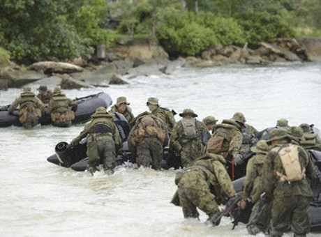 Lính đặc nhiệm nhật tập trận đổ bộ (ảnh dưới) và dàn chiến đấu cơ F-15J của Nhật (ảnh trên). Lính đặc nhiệm nhật tập trận đổ bộ (ảnh dưới) và dàn chiến đấu cơ F-15J của Nhật (ảnh trên)