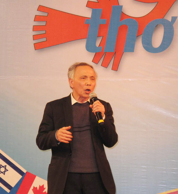 Nhà thơ, dịch giả Lâm Quang Mỹ hát thơ tại Liên hoan Thơ châu Á Thái Bình Dương. Ảnh: T.Toan