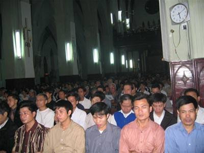 Tổng Giám mục Giuse Ngô Quang Kiệt chủ trì Đêm Canh thức. Từ phải qua: Hồng y Giuse Phạm Đình Tụng, Tổng Giám mục Ngô Quang Kiệt, Giám mục phụ tá Paul Lê Đắc Trọng. Giáo dân xứ Nhà Thờ Lớn Hà Nội cầu nguyện cho Giáo Hoàng John Paul II. Các chủng sinh Đại Chủng viện trong Đêm Canh thức. Câu "Alleluia" vang lên từ đêm Phục sinh của Chúa Kitô. Những ngọn nến lung linh trong Đêm Canh thức. Các nhà thờ Hà Nội đồng loạt treo cờ rủ. Các cháu nhỏ cũng chăm chú dâng lời cầu nguyện.