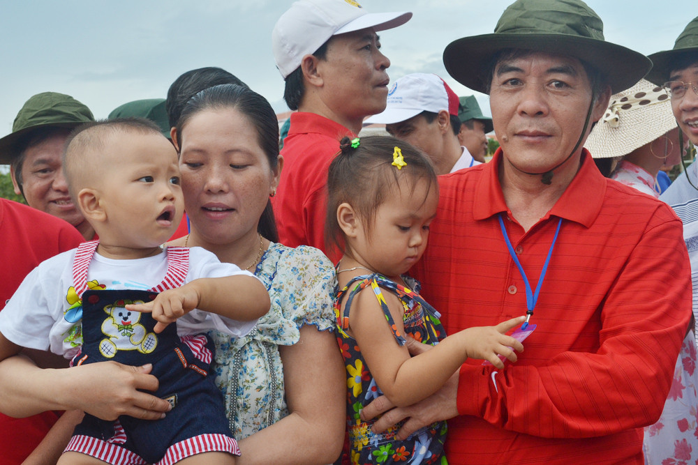 Chia sẽ niềm vui cùng bà con nhân dân trên đảo Song Tử Tây