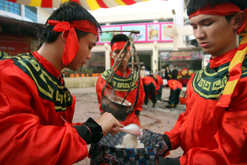  ... người cầm nồi cơm, người canh chừng cơm sôi, cứ như thế cho đến khi hết thời gian và phần đóm quy định.