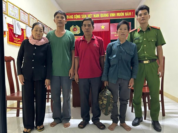 Gia đình ông Nhất tại trụ sở Công an xã Ia Tơi