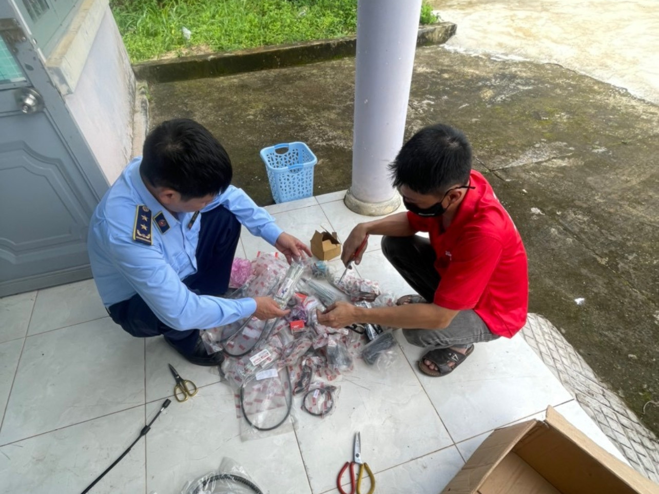 Lực lượng chức năng giám sát tiêu hủy các sản phẩm giả nhãn hiệu của Honda, Yamaha Lực lượng chức năng giám sát tiêu hủy các sản phẩm giả nhãn hiệu của Honda, Yamaha