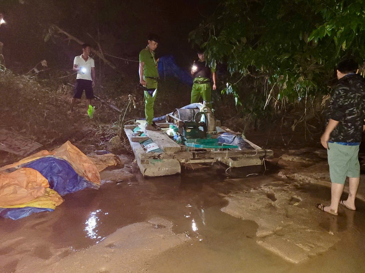 Lực lượng chức năng phát hiện Cty TNHH Phú Mỹ Hưng Kon Tum khai thác cát trái phép