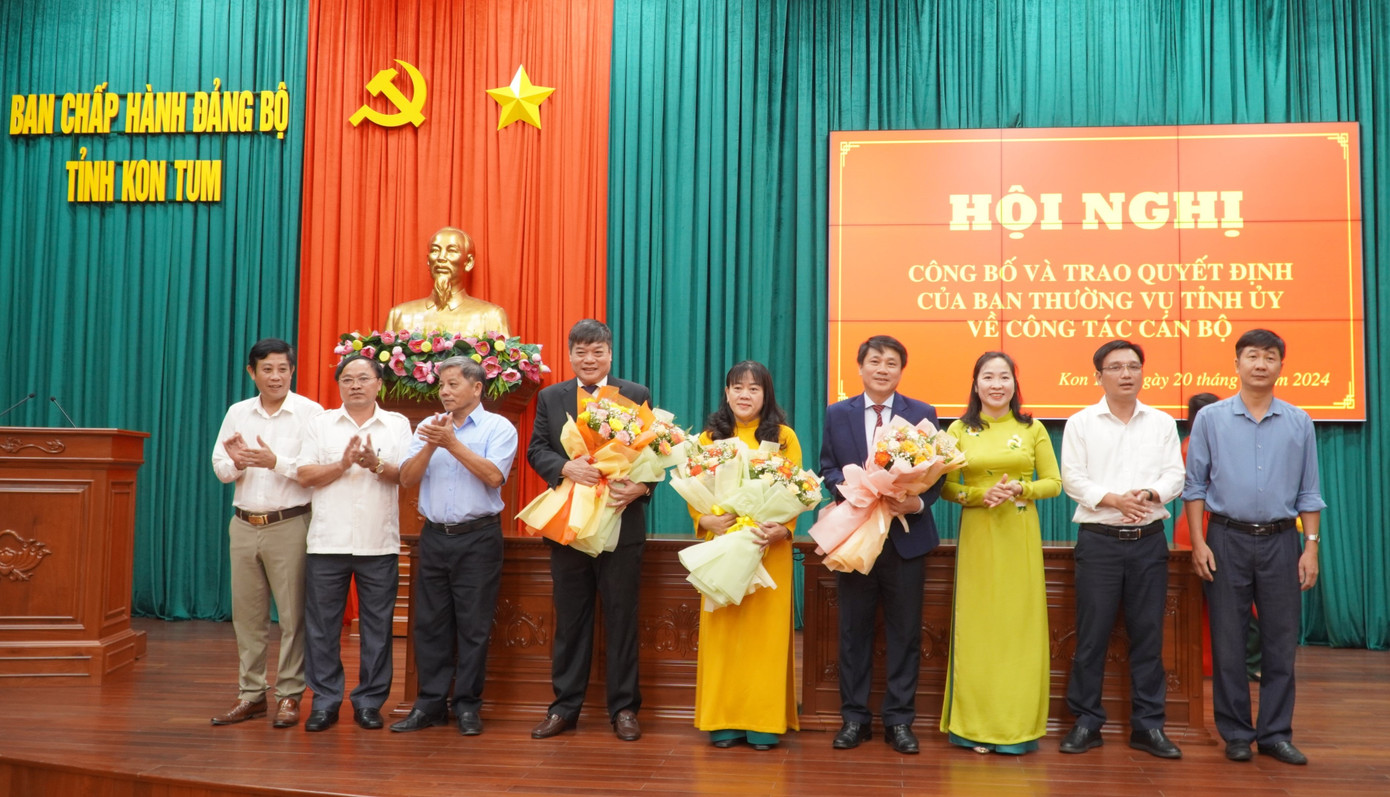 Lãnh đạo các cơ quan tặng hoa cho 3 Ủy viên Ban Thường vụ Tỉnh ủy. Lãnh đạo các cơ quan tặng hoa cho 3 Ủy viên Ban Thường vụ Tỉnh ủy.