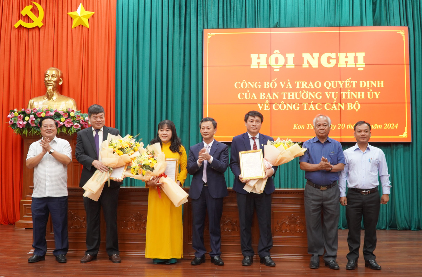 Thường trực Tỉnh ủy trao Quyết định cho 3 Ủy viên Ban Thường vụ Tỉnh ủy. Thường trực Tỉnh ủy trao Quyết định cho 3 Ủy viên Ban Thường vụ Tỉnh ủy.