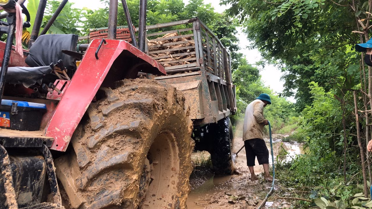 Lực lượng rửa xe chính bao gồm tổ an ninh cơ sở, dân quân. Ảnh: Nguyên Lê Lực lượng rửa xe chính bao gồm tổ an ninh cơ sở, dân quân. Ảnh: Nguyên Lê