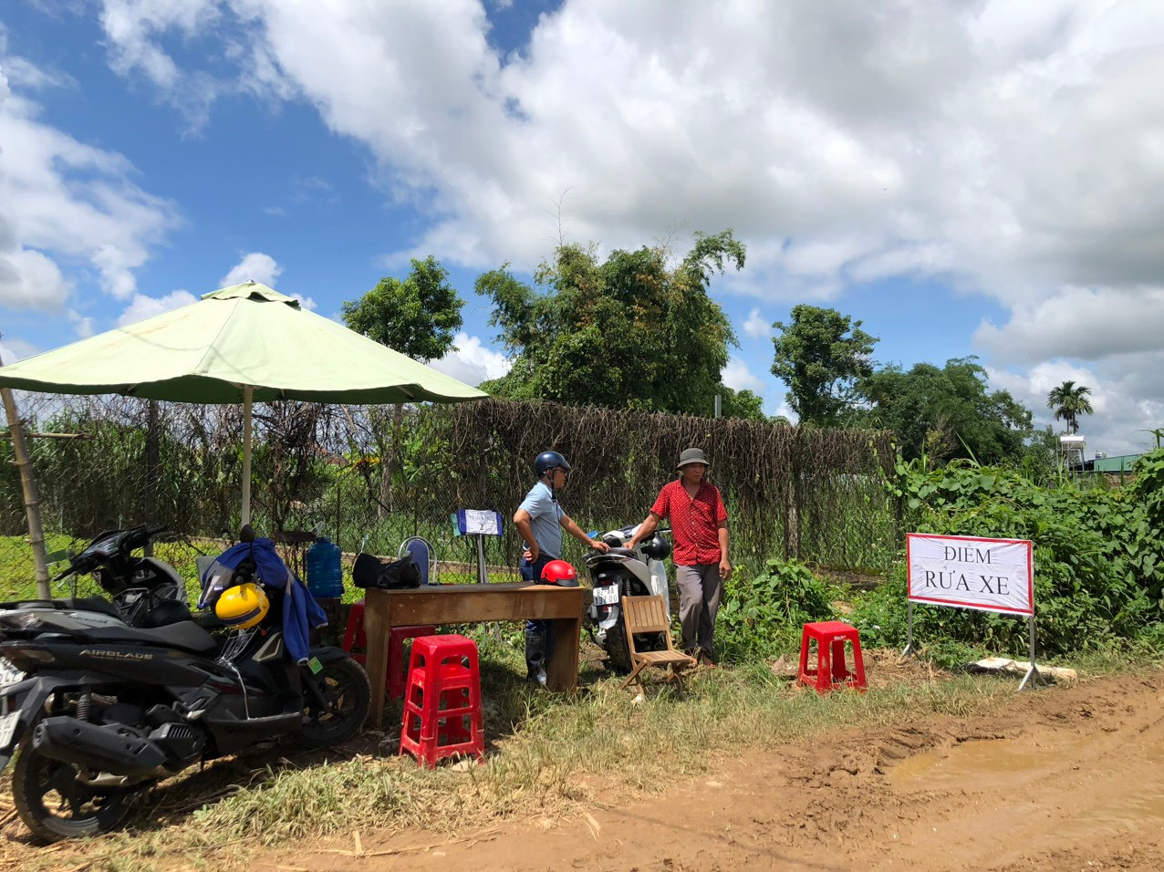 Để phục vụ việc rửa, lực lượng chức năng phải túc trực thường xuyên. Ảnh: Nguyên Lê Để phục vụ việc rửa, lực lượng chức năng phải túc trực thường xuyên. Ảnh: Nguyên Lê