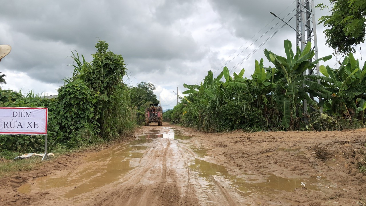 Vào mùa mưa nên đường cực kỳ sình lầy, bùn đất bám vào các phương tiện qua lại. Ảnh: Nguyên Lê Vào mùa mưa nên đường cực kỳ sình lầy, bùn đất bám vào các phương tiện qua lại. Ảnh: Nguyên Lê