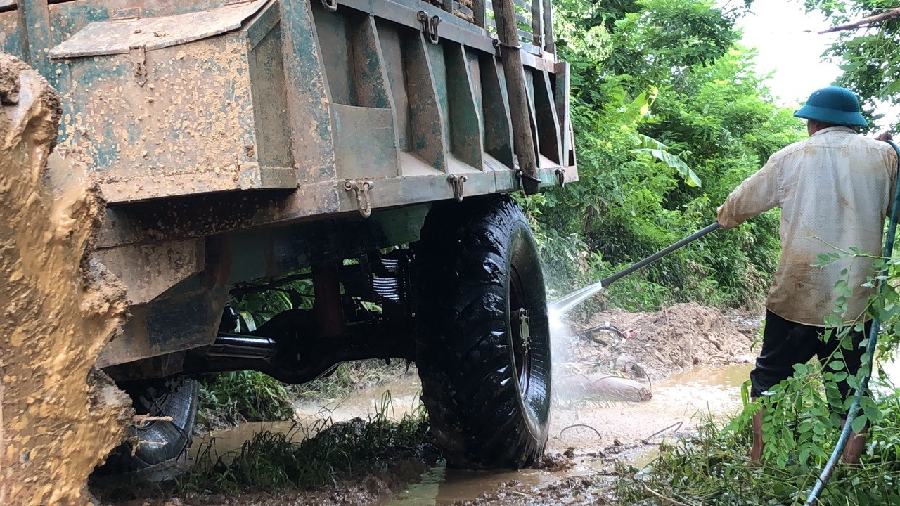 Vì bùn đất bám nhiều nên việc rửa cũng vô cùng vất vả. Ảnh: Nguyên Lê Vì bùn đất bám nhiều nên việc rửa cũng vô cùng vất vả. Ảnh: Nguyên Lê