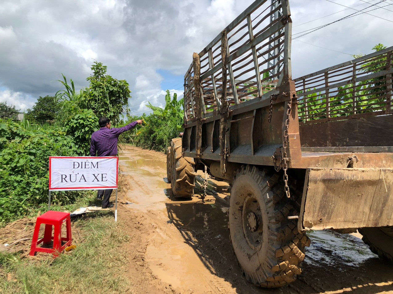 Trung bình mỗi ngày có hàng chục xe máy cày đi vào điểm rửa. Ảnh: Nguyên Lê Trung bình mỗi ngày có hàng chục xe máy cày đi vào điểm rửa. Ảnh: Nguyên Lê