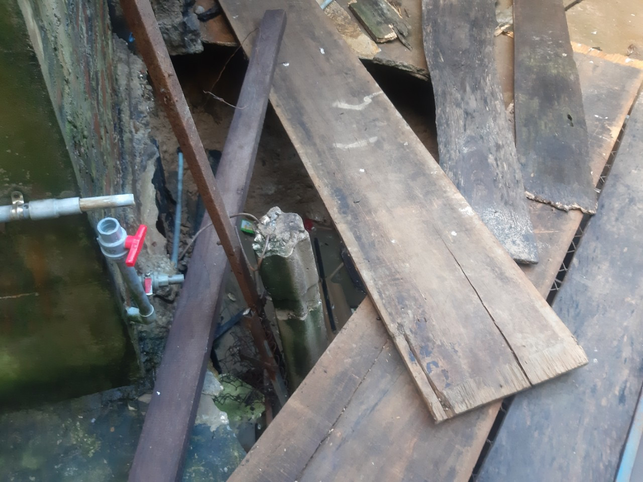 Xã Vạn Ninh có hàng trăm giếng nước đậy nắp bằng bê tông, dùng máy bơm lên bồn để sinh hoạt, có nguy cơ gây tai nạn