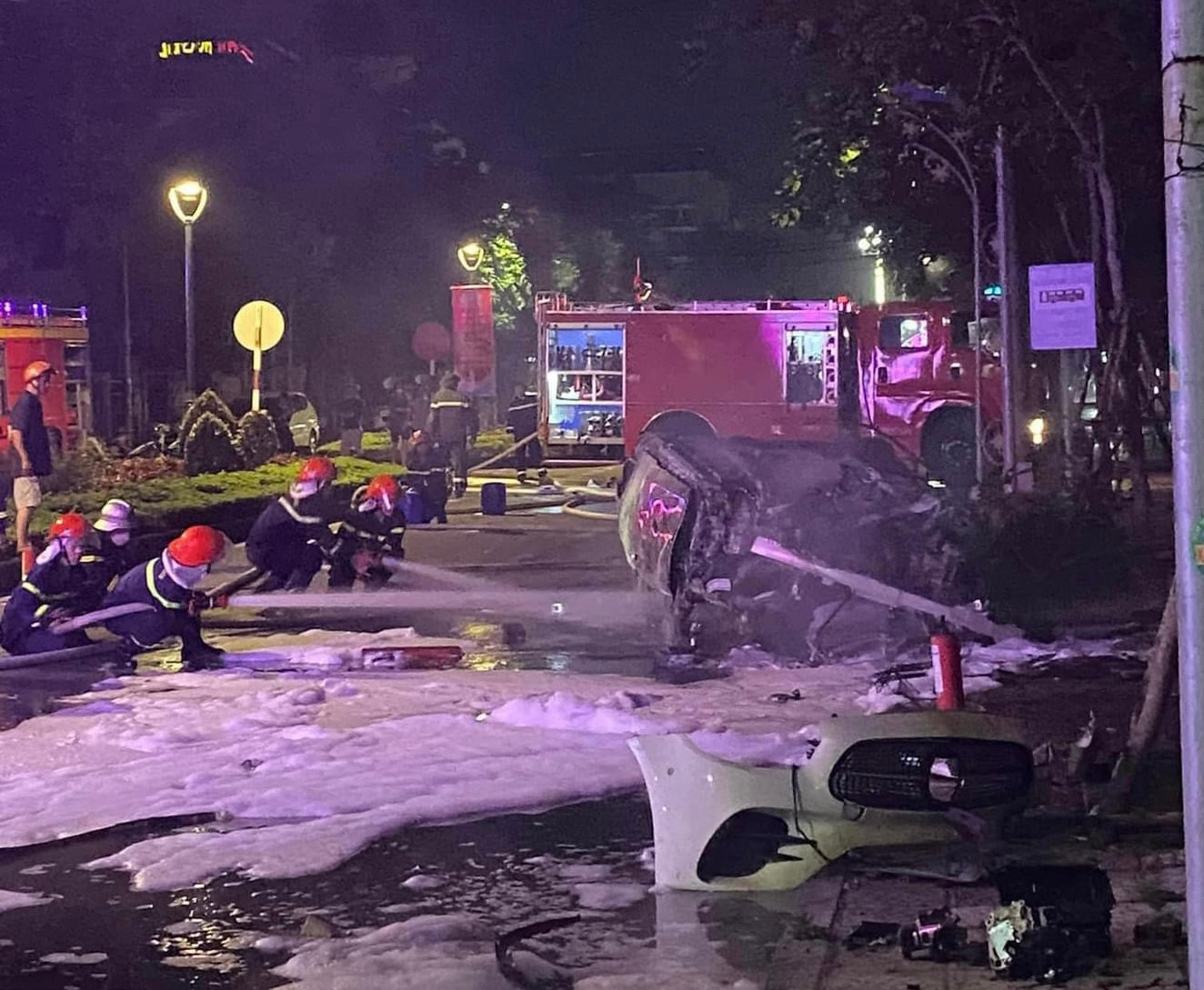 Chiếc "xe sang" cháy trơ khung sau khi lộn nhiều vòng. Chiếc "xe sang" cháy trơ khung sau khi lộn nhiều vòng.