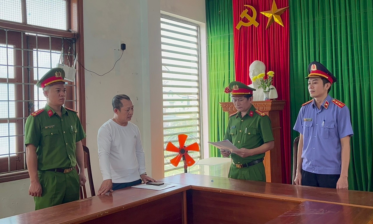 Cơ quan chức năng tống đạt các quyết định khởi tố đối với Nguyễn Văn Đức