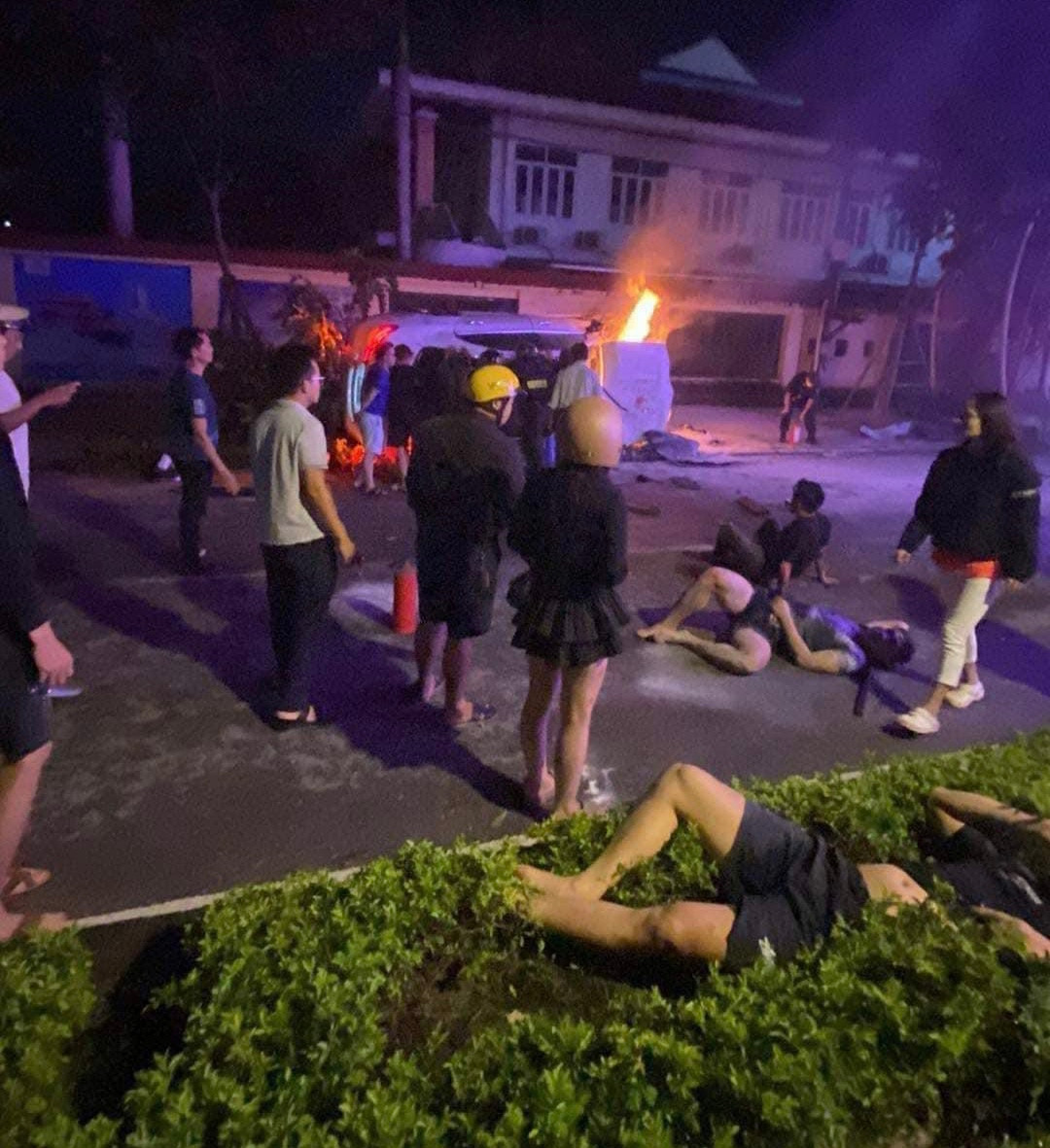 Những người trên xe được cứu thoát khỏi đám cháy. Những người trên xe được cứu thoát khỏi đám cháy.