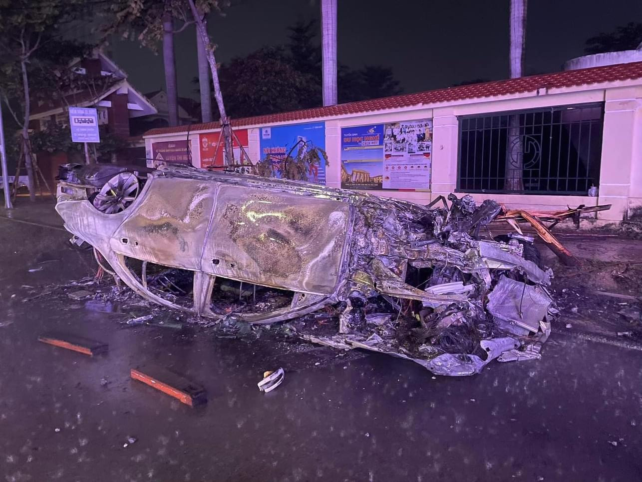 Chiếc "xe sang" cháy trơ khung sau khi lộn nhiều vòng. Chiếc "xe sang" cháy trơ khung sau khi lộn nhiều vòng.