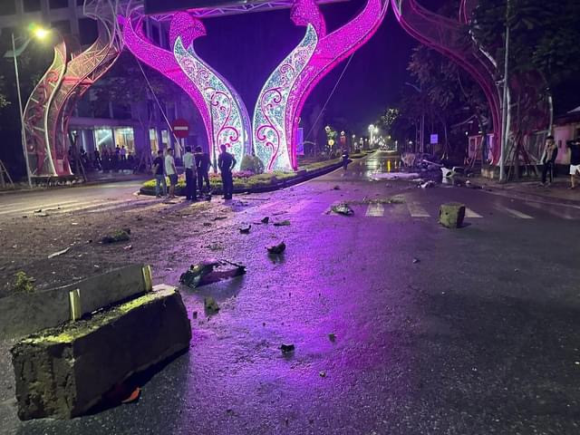 Vụ tai nạn xảy ra ngày phía Nam cầu Nhật Lệ. Vụ tai nạn xảy ra ngày phía Nam cầu Nhật Lệ.