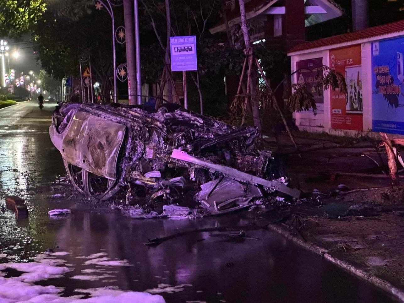 Chiếc "xe sang" cháy trơ khung sau khi lộn nhiều vòng. Chiếc "xe sang" cháy trơ khung sau khi lộn nhiều vòng.