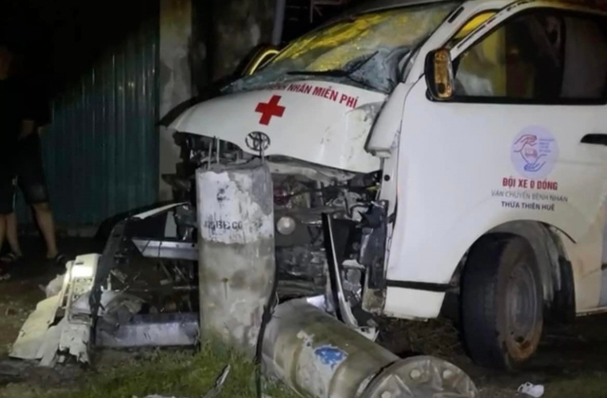 Phần đầu chiếc xe cứu thương biến dạng, còn cột điện cao thế thì bị gãy