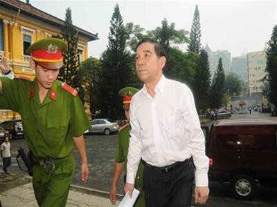 Áp giải bị cáo Huỳnh Ngọc Sĩ vào tòa án. Ảnh : Trần Hiếu Áp giải bị cáo Huỳnh Ngọc Sĩ vào tòa án. Ảnh : Trần Hiếu