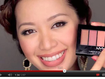 Michelle Phan rạng rỡ trong một video dạy trang điểm trên Youtube.