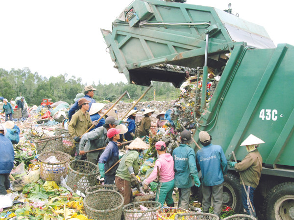 Đổ xô lượm rác khi xe đến. Ảnh: Nam Cường