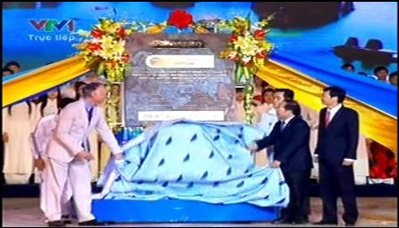 Ông Bernard Weber cùng với Bộ trưởng Hoàng Tuấn Anh, Chủ tịch tỉnh Quảng Ninh Nguyễn Văn Đọc mở biểu tượng công nhận Vịnh Hạ Long là kỳ quan thiên nhiên mới của thế giới. abc