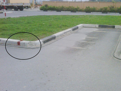 Điểm đỏ “bí mật” tại bài thi lùi chuồng ở sân sát hạch của trung tâm Đức Thịnh. Điểm đỏ “bí mật” tại bài thi lùi chuồng ở sân sát hạch của trung tâm Đức Thịnh