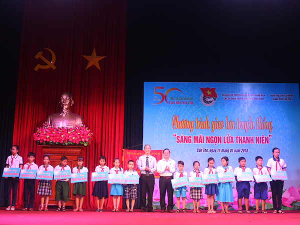 Sáng mãi ngọn lửa thanh niên ảnh 2