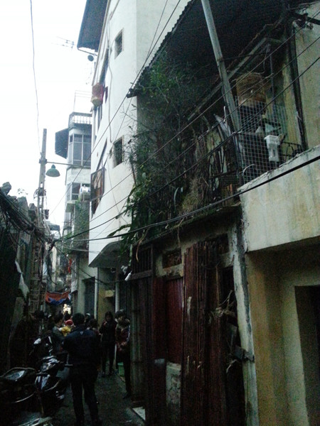 Ngôi nhà bị cháy nằm sâu trong ngõ. Ngôi nhà bị cháy nằm sâu trong ngõ