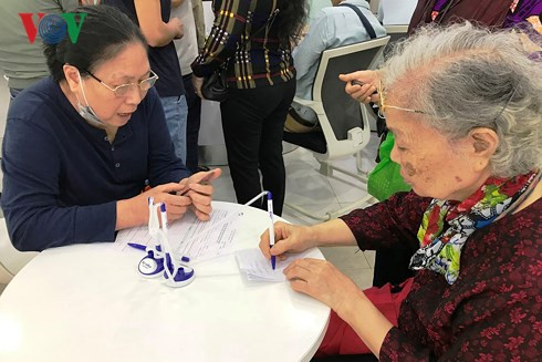 Nhà mạng quá tải khách hàng đến chụp ảnh chân dung ảnh 1