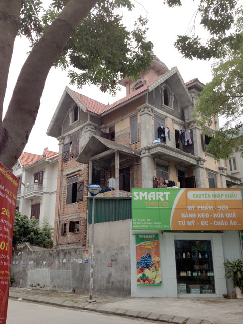  Mặt tiền một căn biệt thự khác thì trở thành cửa hàng mini bán đồ nhập khẩu, bên trong cũng có người ở dù chưa được hoàn thiện nội thất