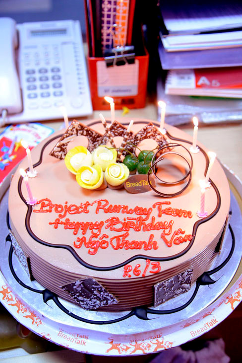 Chiếc bánh sinh nhật đặc biệt ê-kíp gửi tặng Ngô Thanh Vân. Chiếc bánh sinh nhật đặc biệt ê-kíp Project Runway gửi tặng Ngô Thanh Vân