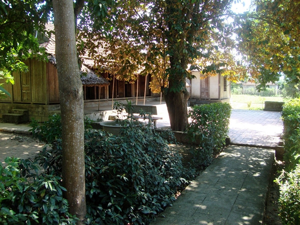 Ngôi nhà cấp 4 với 3 gian truyền thống, nằm giữa tán cây xanh mát.Năm 1947, giặc Pháp đốt cháy trụi ngôi nhà cũ của gia đình Đại tướng. Năm 1977, ngôi nhà được gia đình Đại tướng và chính quyền địa phương phục dựng nguyên trạng trên nền đất cũ