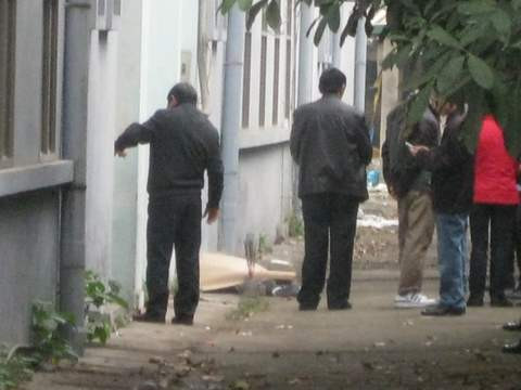 Sau khi phát hiện ra nạn nhân, mọi người đều cố gắng cấp cứu nhưng vô ích, nạn nhân đã chết tại chỗ