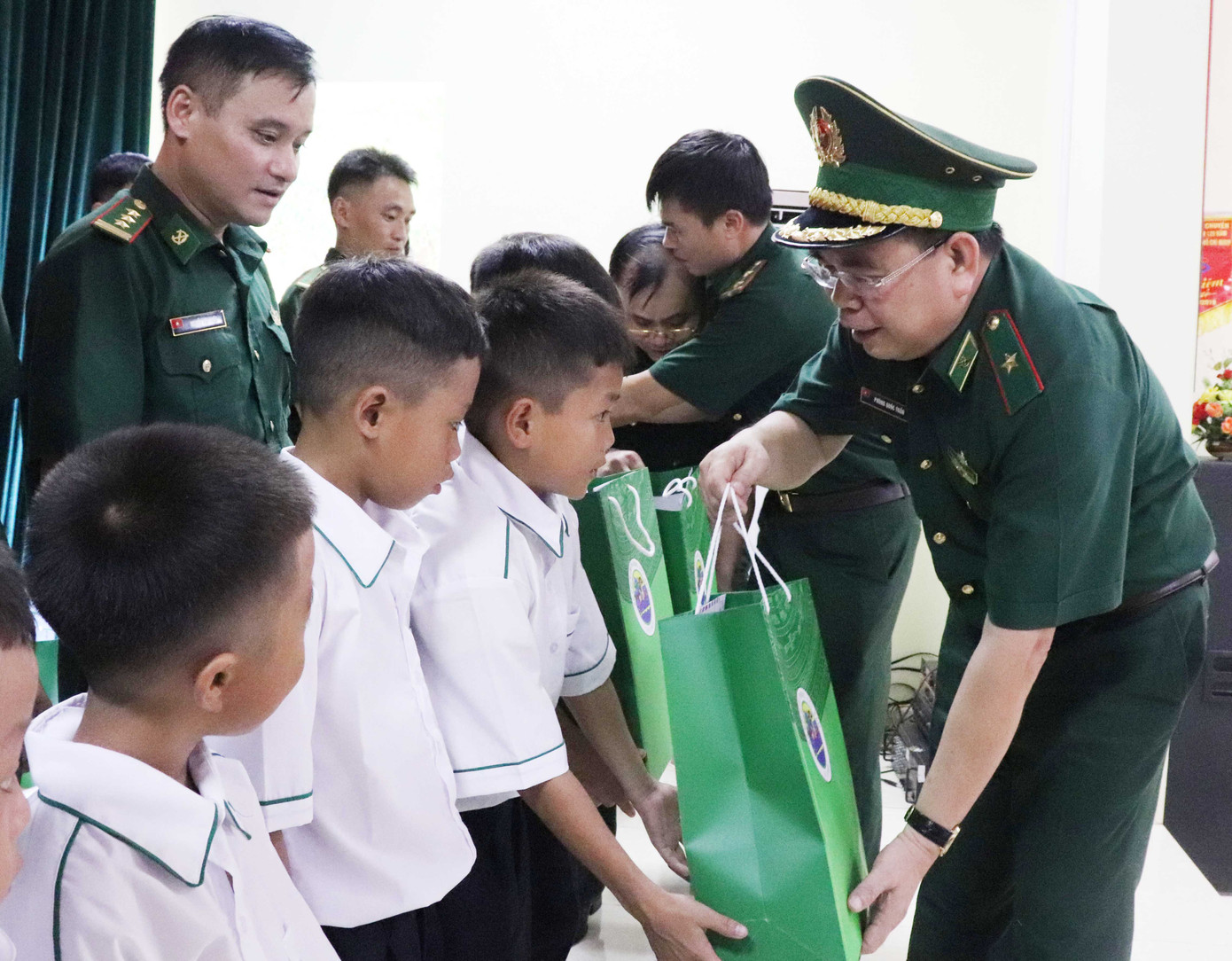 'Con nuôi' của những đồn lính quân hàm xanh ảnh 2