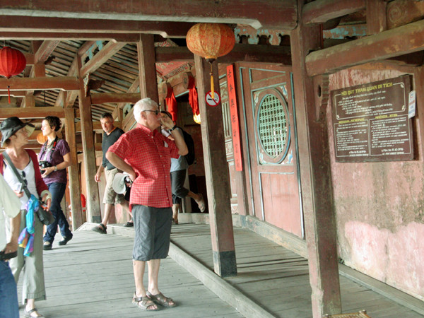 Nét kiến trúc độc đáo của cây cầu thu hút nhiều sự chú ý tìm hiểu của khách du lịch