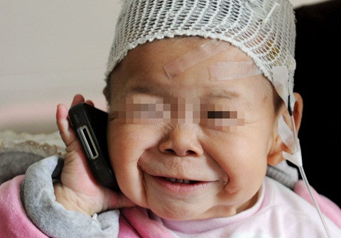 Bé Hinh Hinh hồn nhiền nghịch điện thoại của mẹ 