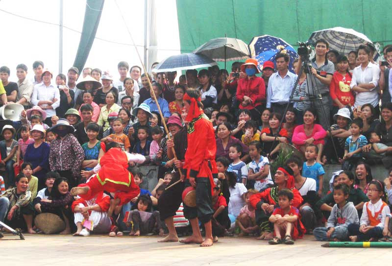 Khi chàng rể tung mồi, ếch nào tóm được nhanh, nhảy đẹp thì bên phe đó thắng
