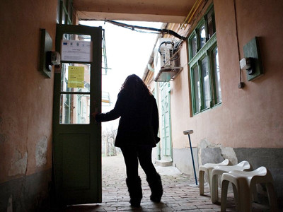 Có khoảng 200.000 gái mại dâm làm việc ở Đức, nơi có ngành công nghiệp mại dâm trị giá khoảng 14,5 tỷ euro/năm, theo Công đoàn Dịch vụ Ver.di. Nhiều người bị đối xử tồi tệ, bị trả giá rẻ mạt và bị tước mất tự do (người trong ảnh là Alina). Ảnh: Spiegel. Có khoảng 200.000 gái mại dâm làm việc ở Đức, nơi có ngành công nghiệp mại dâm trị giá khoảng 14,5 tỷ euro/năm, theo Công đoàn Dịch vụ Ver.di. Nhiều người bị đối xử tồi tệ, bị trả giá rẻ mạt và bị tước mất tự do (người trong ảnh là Alina). Ảnh: Spiegel