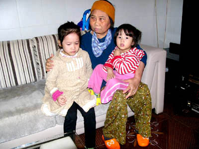 Bà Nguyễn Thị Gái và hai chắt ngoại (con của nạn nhân VũThị Thanh Hương)