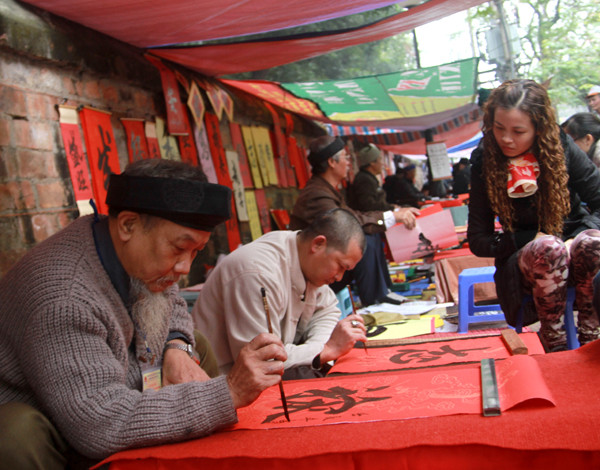 Bày biện bút nghiên cho chữ đã trở thành việc quen thuộc của các ông đồ