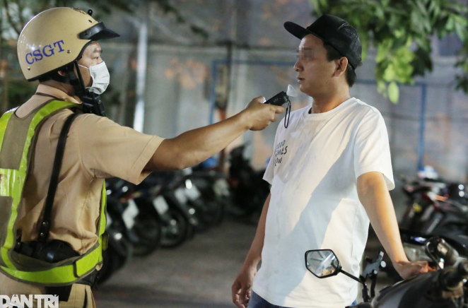 Tài xế P.T.N. bị CSGT phát hiện có nồng độ cồn kịch khung (Ảnh: An Huy). Tài xế P.T.N. bị CSGT phát hiện có nồng độ cồn kịch khung (Ảnh: An Huy).