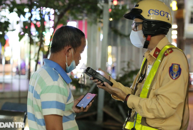 Tài xế xe ôm T.K.H. cho biết rất hối hận với bữa nhậu tối nay (Ảnh: An Huy). Tài xế xe ôm T.K.H. cho biết rất hối hận với bữa nhậu tối nay (Ảnh: An Huy).