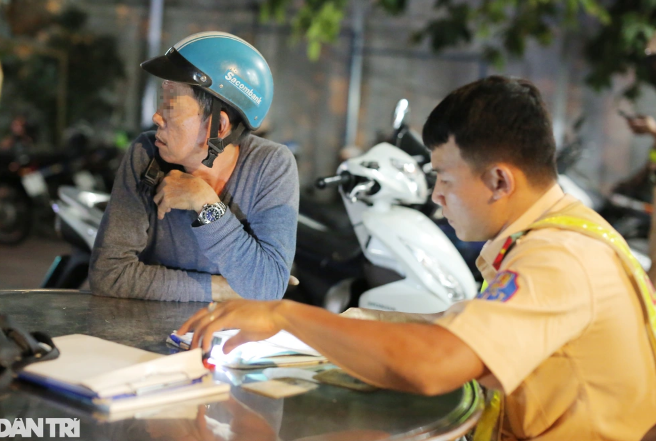 Ông Q.N.P. trên đường đi ăn sinh nhật về cũng bị CSGT phát hiện nồng độ cồn kịch khung (Ảnh: An Huy). Ông Q.N.P. trên đường đi ăn sinh nhật về cũng bị CSGT phát hiện nồng độ cồn kịch khung (Ảnh: An Huy).