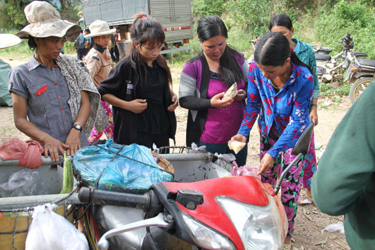  Chợ 'lạ' giữa đường rừng ảnh 4