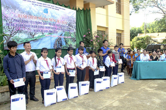 Lần đầu tiên đưa cây hoa đào về xã miền núi Vĩnh Sơn ảnh 3