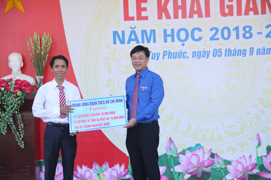 Anh Lê Quốc Phong dự khai giảng, trao tặng công trình thanh niên ảnh 3