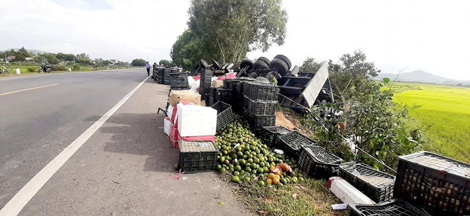Lật xe tải, hàng tấn cam tràn xuống đường, người dân nhặt giúp không sót quà nào ảnh 2